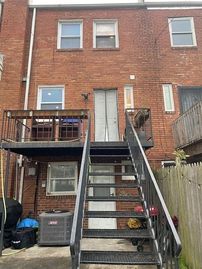 Building Photo - Brentwood Beauty