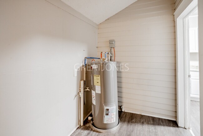 Building Photo - 4310 3rd Ave