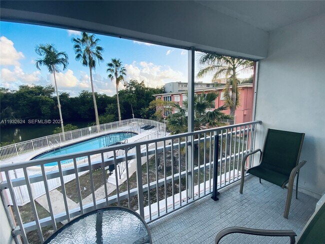 Building Photo - 1560 NE 127th St