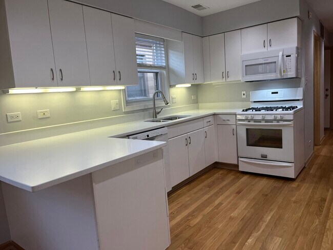 Building Photo - 449 W 37th St
