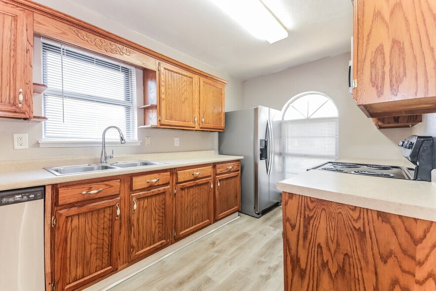 Building Photo - 5916 Cedar Ln