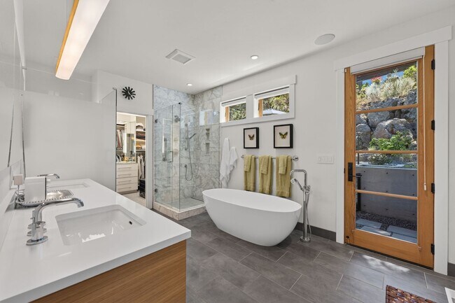Building Photo - Stunning Mountain Home