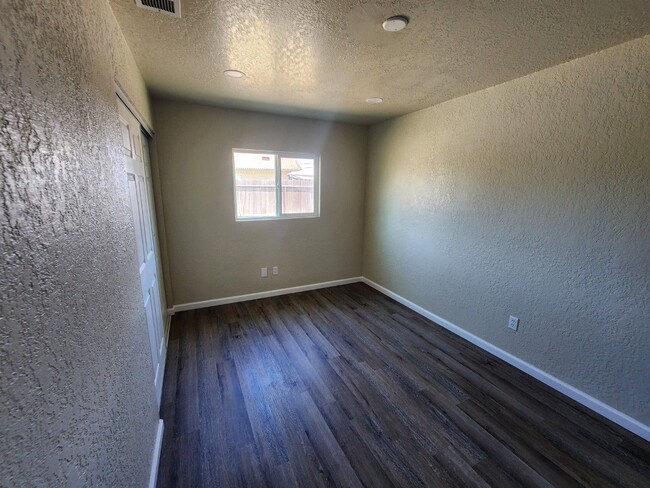 Building Photo - Beautiful Remodled, 4 Bedroom Home!