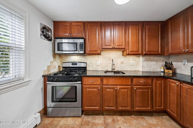 Building Photo - 11 Manor Dr