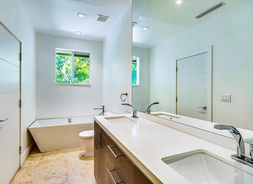 Master bathroom - bathtub side - 3142 Ohio St