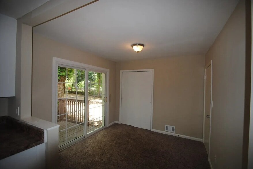 Building Photo - 411 Windsor Dr