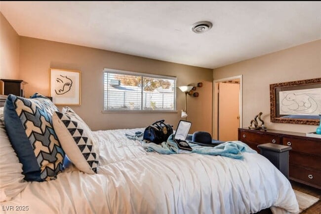 Building Photo - 4255 Hazelcrest Dr