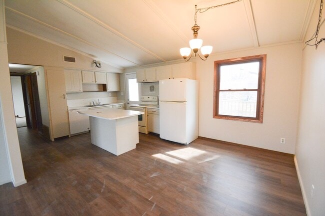 Building Photo - Terrific 3 bedroom home with large fenced yard!