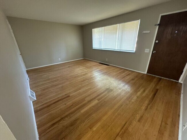 Building Photo - Three Bed 1 Bath Home
