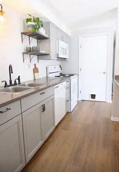 Newly renovated galley kitchen - 32 Sequoia Ct