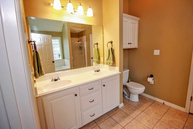 Building Photo - College Station - 3 Bedroom - 2 Bath - 2 car garage- fenced in back yard,