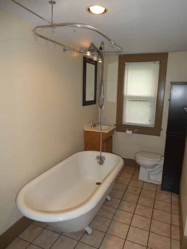 Building Photo - 2 Bedroom House Downtown