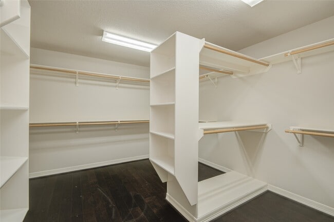 Building Photo - 5417 Lillian St