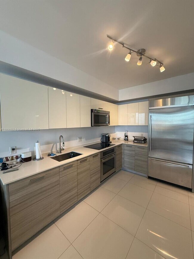 Building Photo - 1300 Brickell Bay Dr