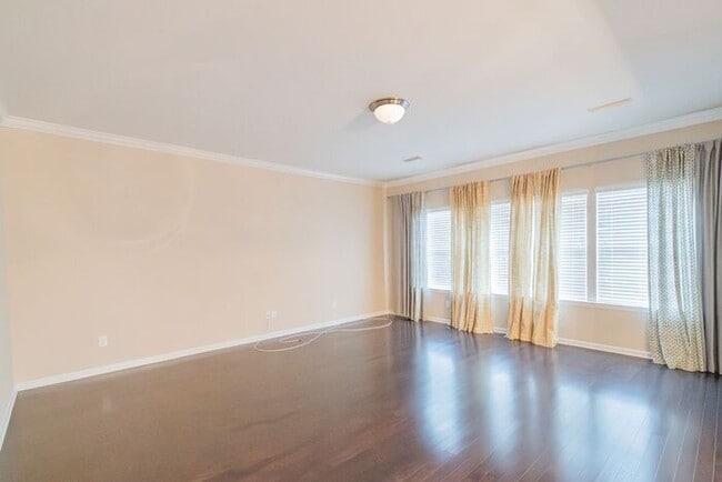 Building Photo - Third month rent free if you sign a lease before 01/31! Spacious 4 Bedroom, 3.5 Bath Home for Ren...