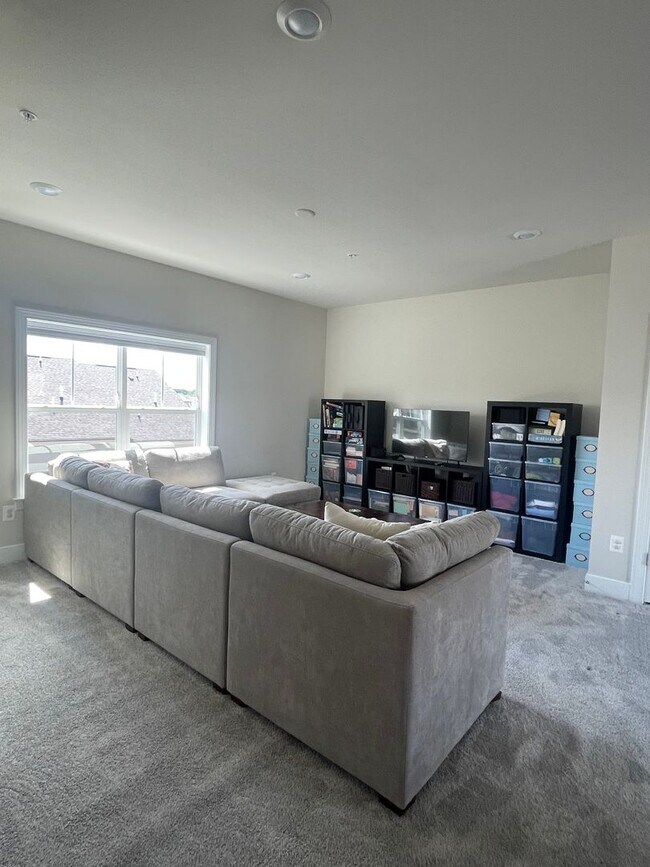 Building Photo - FOUR LEVEL TOWNHOUSE IN DOWNTOWN CROWN, 2 ...