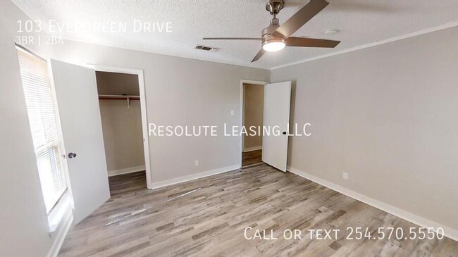 Building Photo - Renovated Harker Heights Gem – Stylish Liv...