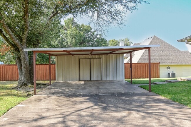 Building Photo - Nice Three Bedroom Duplex in Commerce in a...