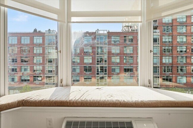 Building Photo - 1400 Hudson St