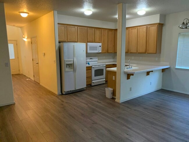Building Photo - 1367 NE Birkshire Ct