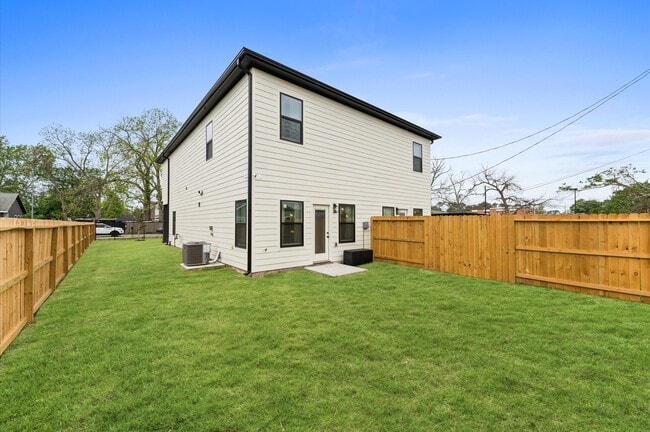 Building Photo - 6904 Covington Dr