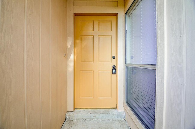 Building Photo - 1246 Summer Park Ln