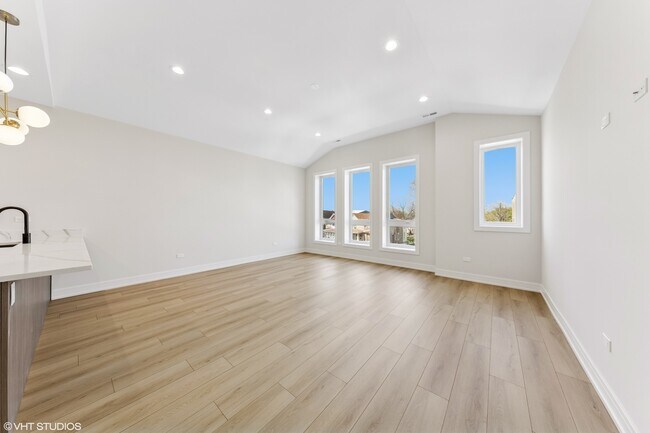 Building Photo - 5000 S Prairie Ave