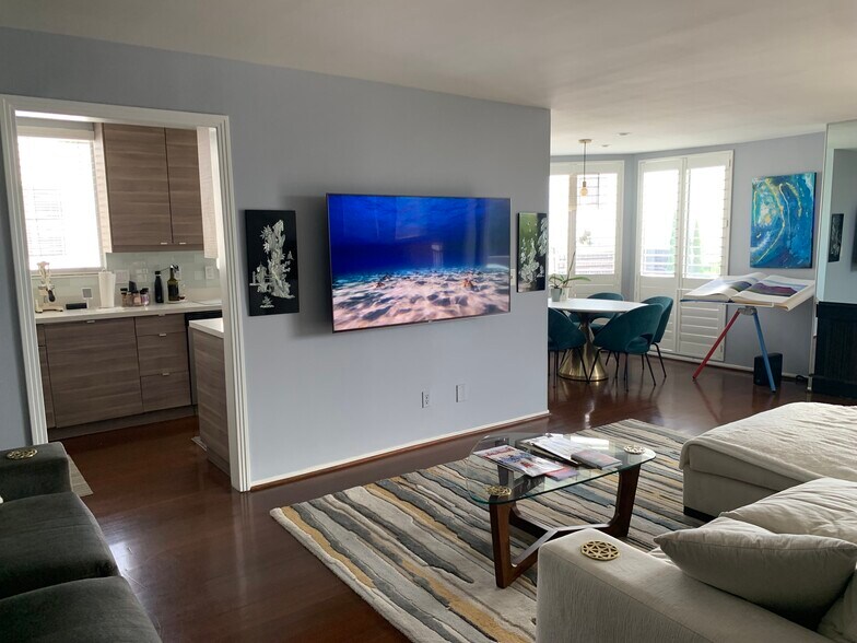 Living room with access to kitchen and dining room - 8530 Holloway Dr