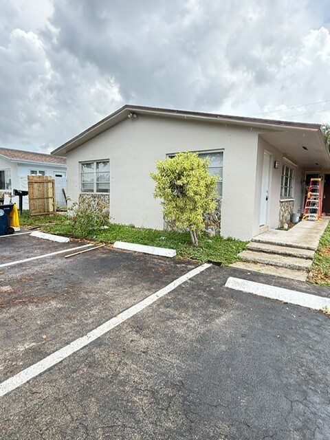 Building Photo - 3933 SW 51st St