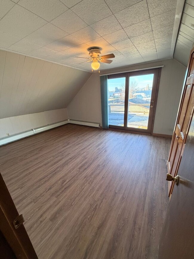 Building Photo - Available Now 3 Bedroom 1 Bath Home on Park Point