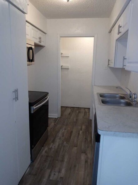 Building Photo - 1053 Western Hills Dr