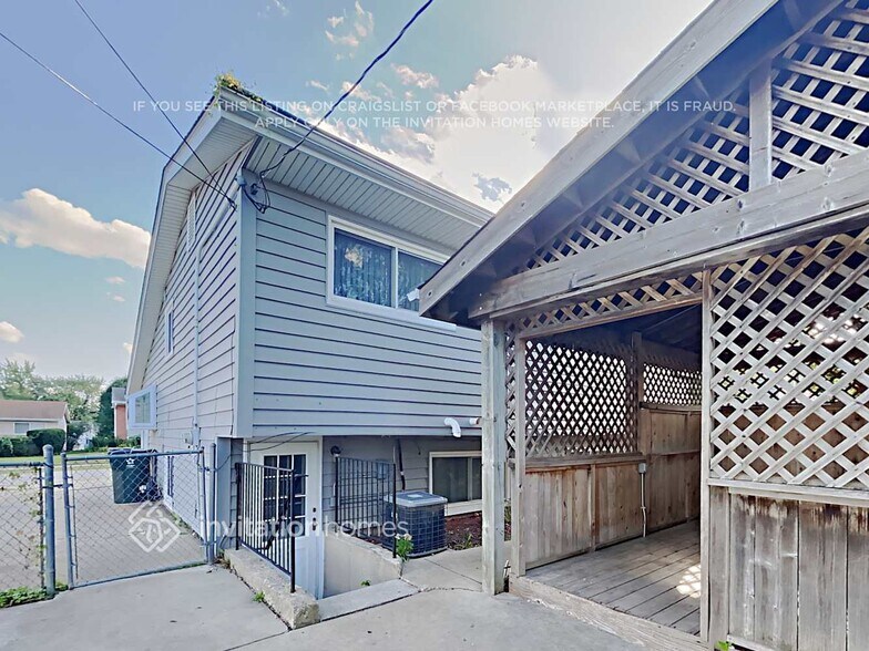 Building Photo - 144 E Drummond Ave