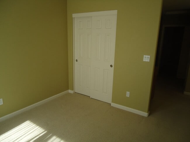 Building Photo - 2 bedroom, 2.5 bath and a loft in a quiet neighborhood