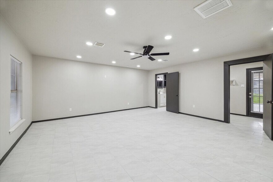 Building Photo - 412 Lyndale Dr