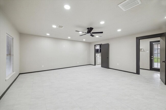 Building Photo - 412 Lyndale Dr