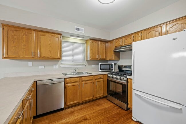 Building Photo - 135 Hampton Ave