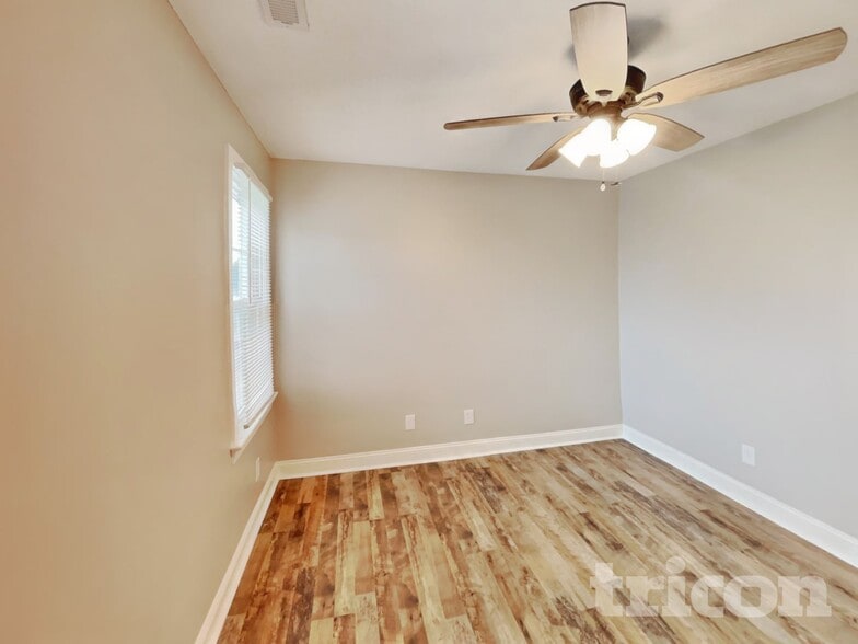 Building Photo - 622 Commander Dr