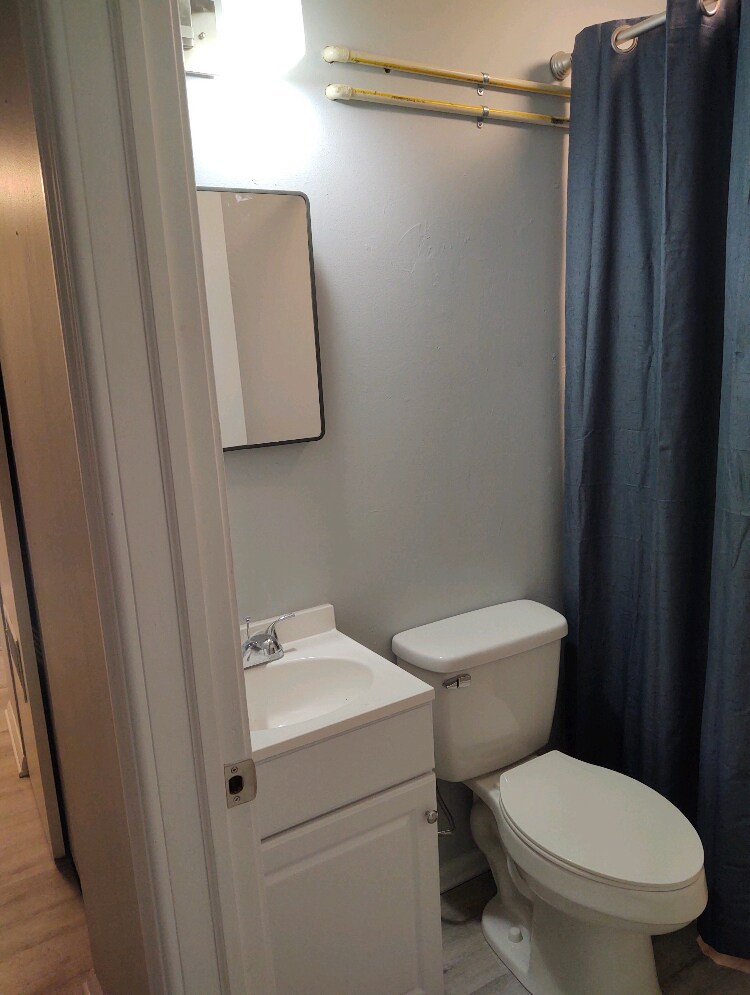 Half bath - 140 Maple Dr
