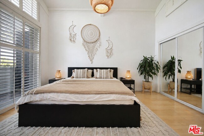 Building Photo - 4733 La Villa Marina