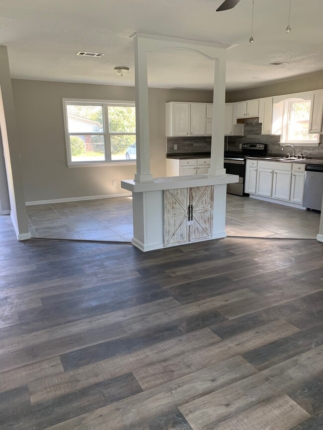 Building Photo - *NEWLY REMODELED*