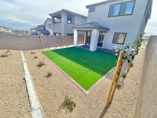 Building Photo - STUNNING LIKE NEW SINGLE-FAMILY HOME 3 BEDROOM / 2.5 BATHROOMS, WITH 2 CAR GARAGE!!