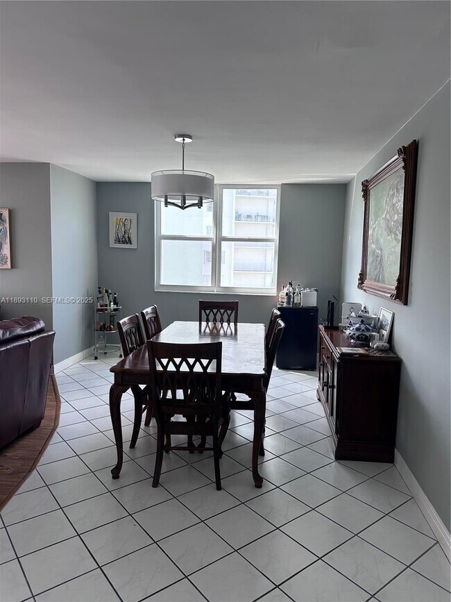 Building Photo - 300 Bayview Dr