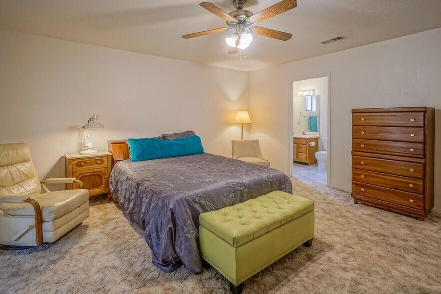 Building Photo - 609 Avenida Montoya NE