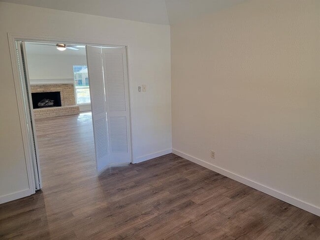 Building Photo - 10403 Pinehurst Dr