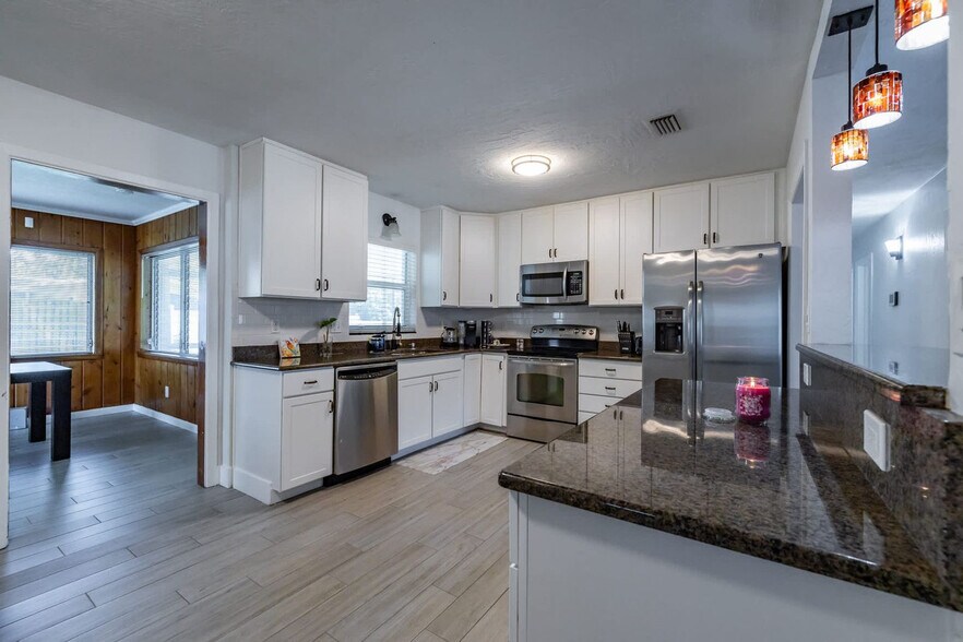 Building Photo - 208 Woodbine Ave