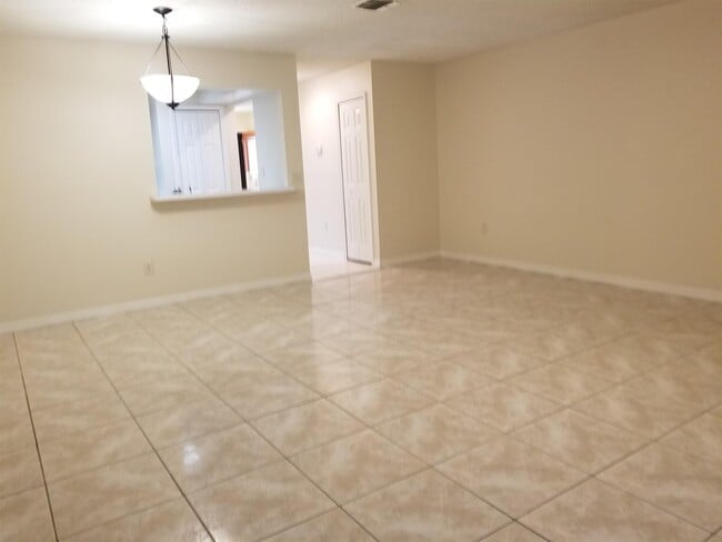 Building Photo - 474 Club Dr