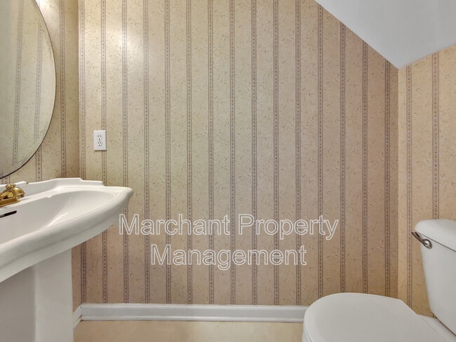 Building Photo - 215 Rexford Dr