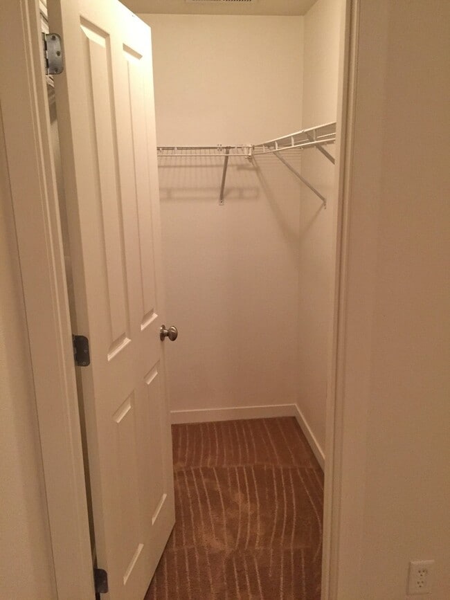 Building Photo - Available 3/23! Spacious 3 Bed/2.5 Bath Home in VAN MALL Area!