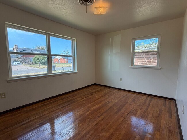 Building Photo - 84 SW 45th St