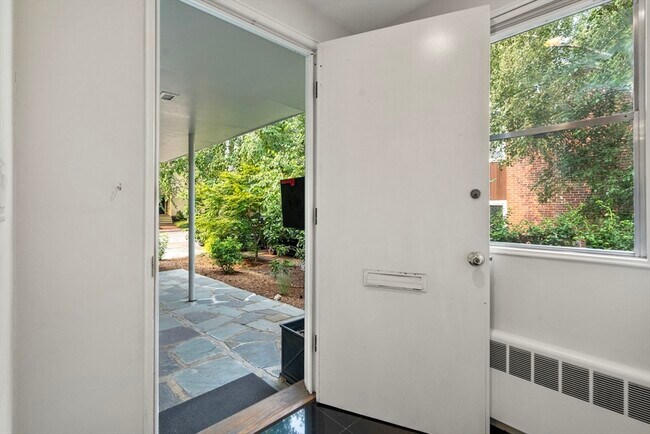 Building Photo - 20 Follen St